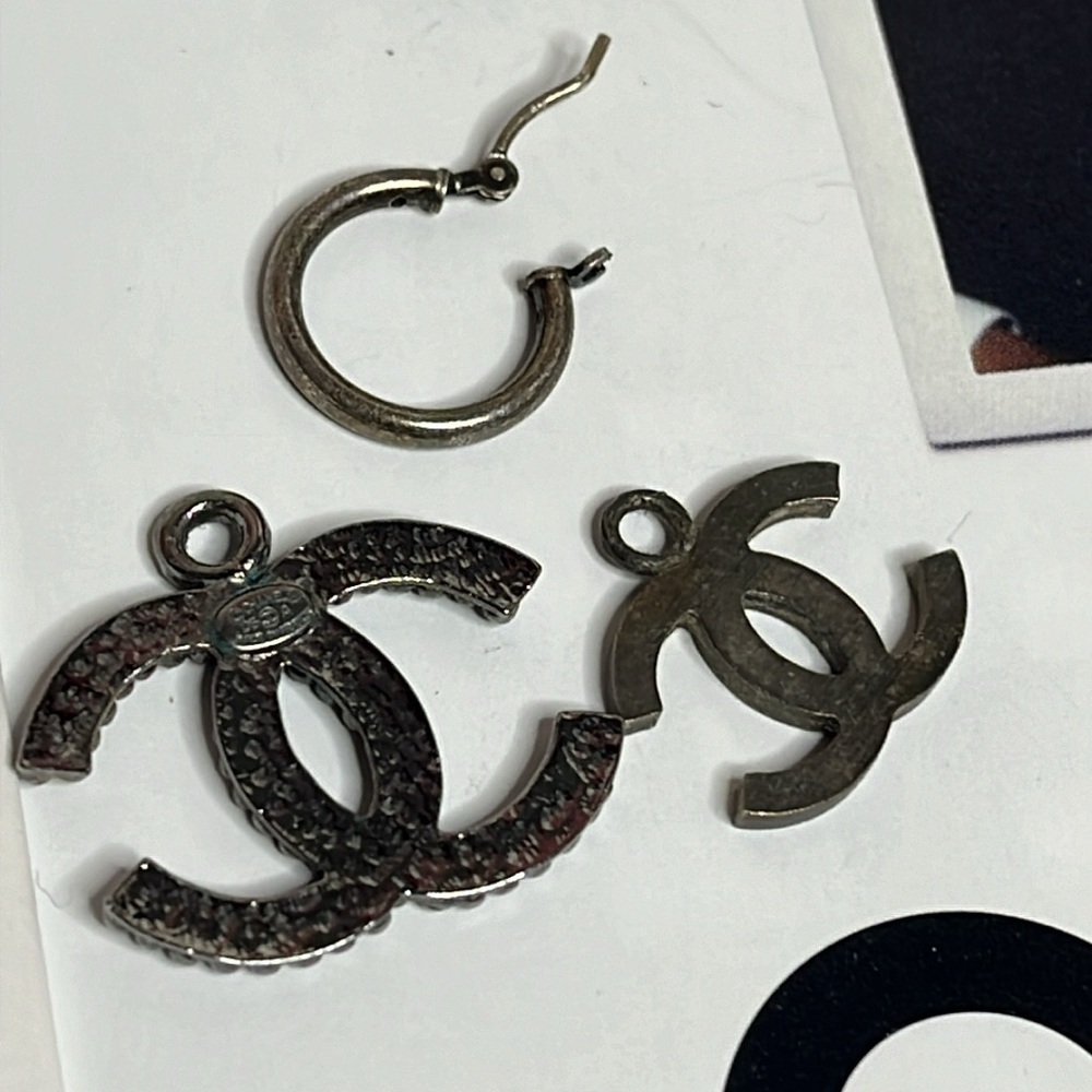 CHANEL VINTAGE METAL EARRINGS - Picture 7 of 9